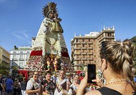 Manto multicolor de la Ofrenda de las Fallas de septiembre de 2021.