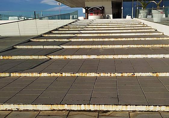 Escaleras de un acceso lateral al Veles e Vents.