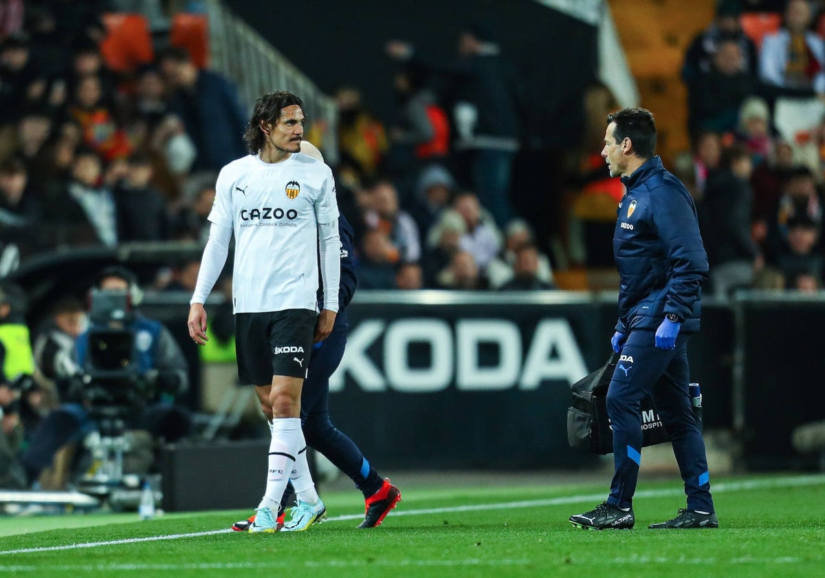 Cavani, durante el partido contra el Athletic en Mestalla.