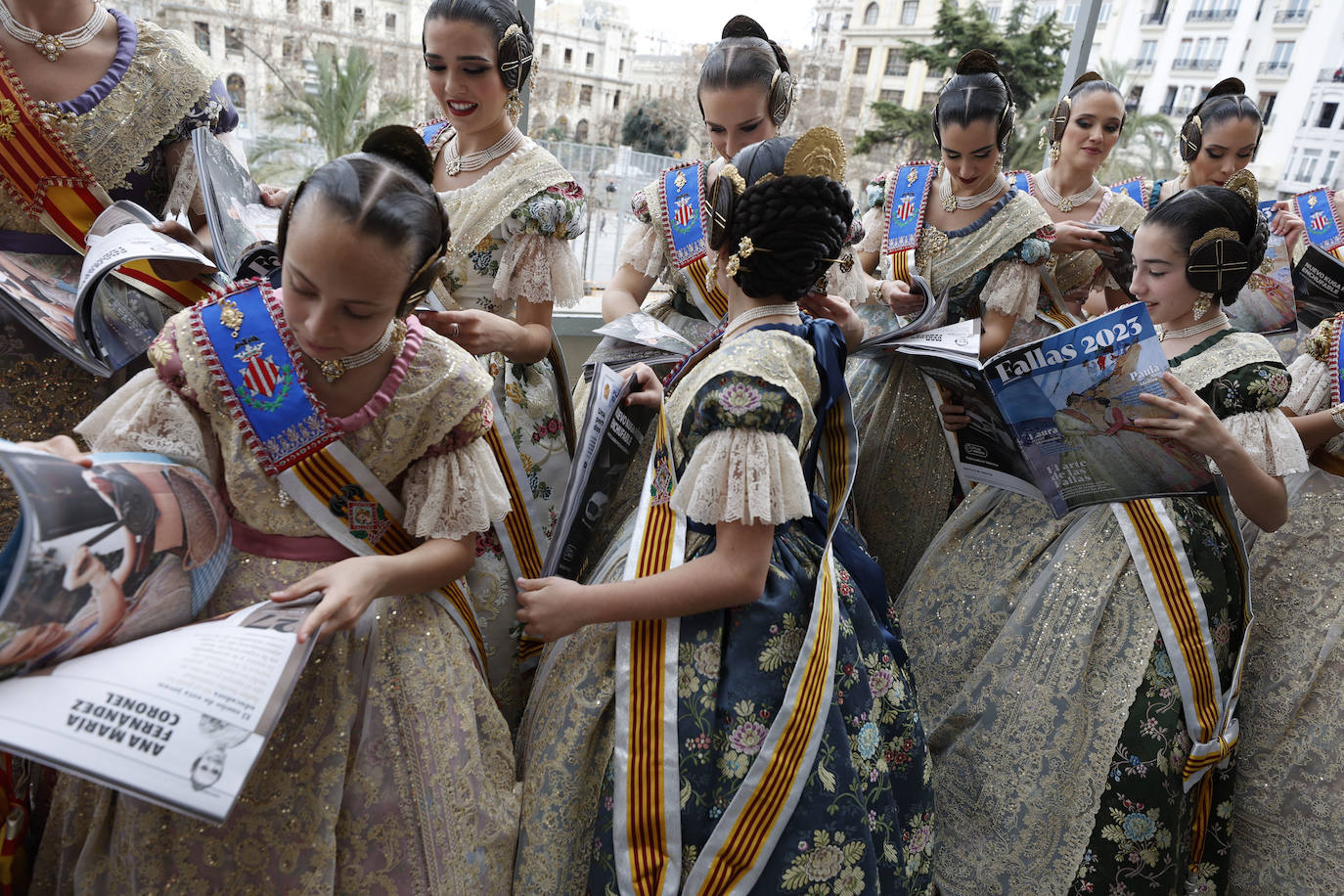 La Revista de Fallas de LAS PROVINCIAS se presenta en el balcón