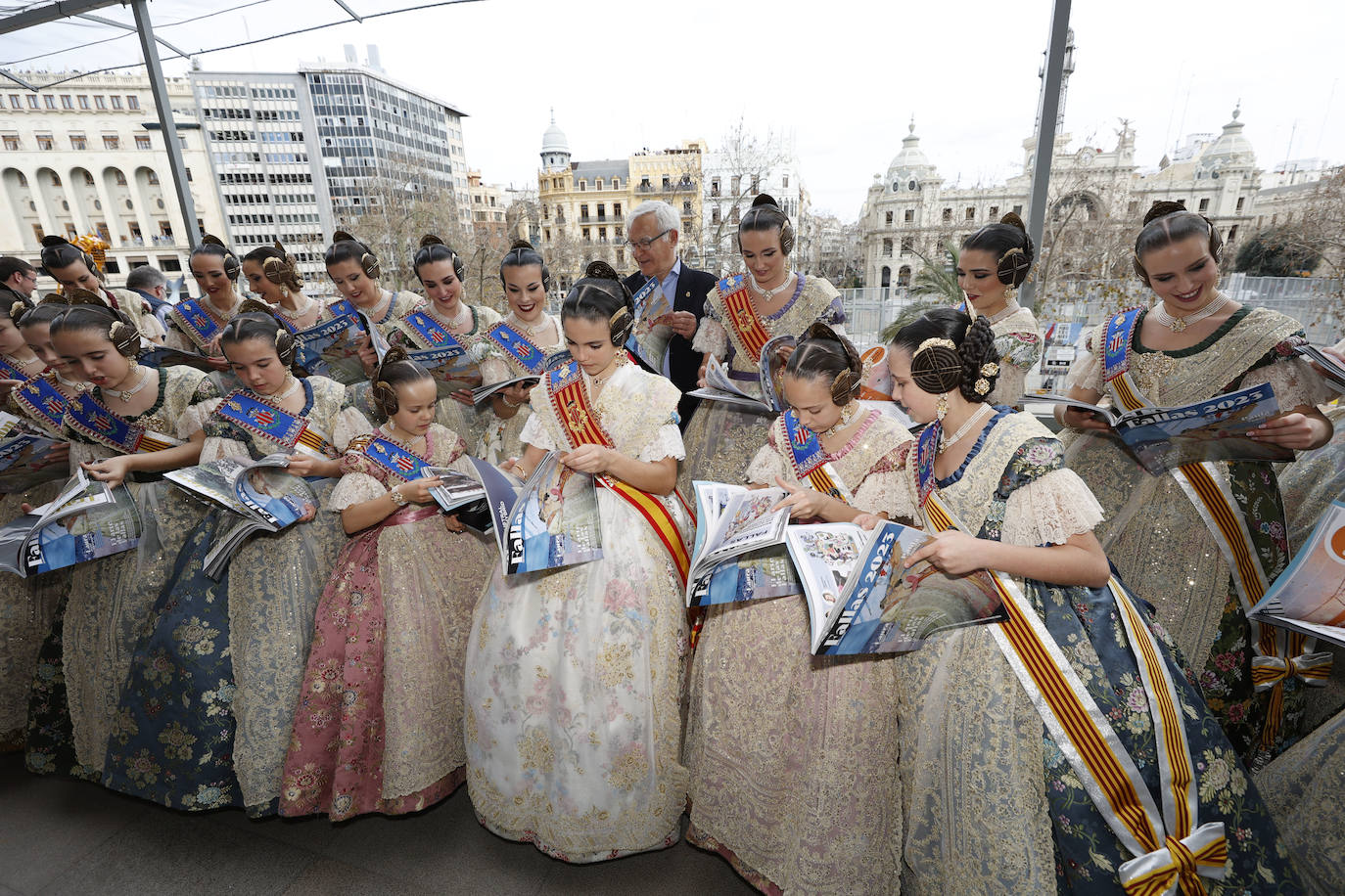 La Revista de Fallas de LAS PROVINCIAS se presenta en el balcón