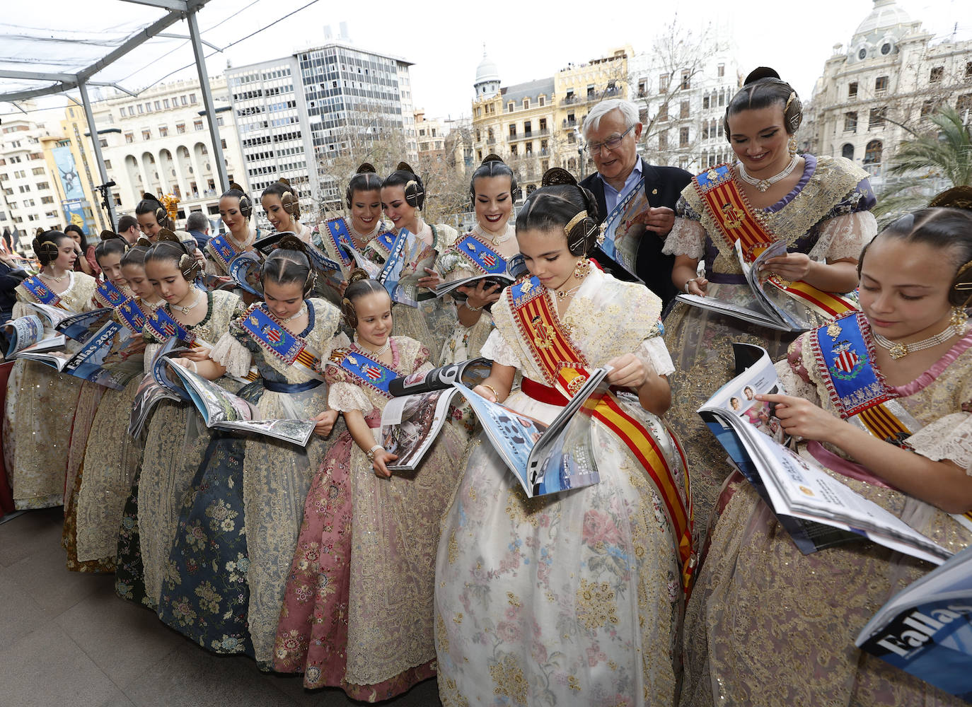 La Revista de Fallas de LAS PROVINCIAS se presenta en el balcón