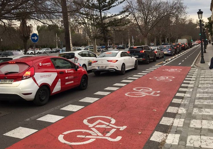 Colapso en la vía de servicio de la Alameda este jueves, con el carril bici vacío.