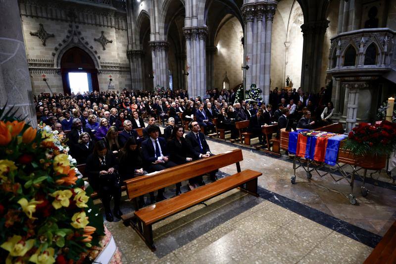 Multitudinaria despedida a Pedro Catalán