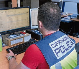 Un policía revisa correos electrónicos.