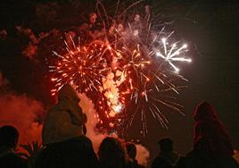 Imagen de archivo de un castillo de fuegos artificiales durante la Magdalena.