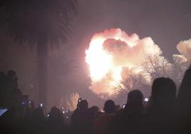 Mascletà nocturna en Valencia, en una imagen de archivo.