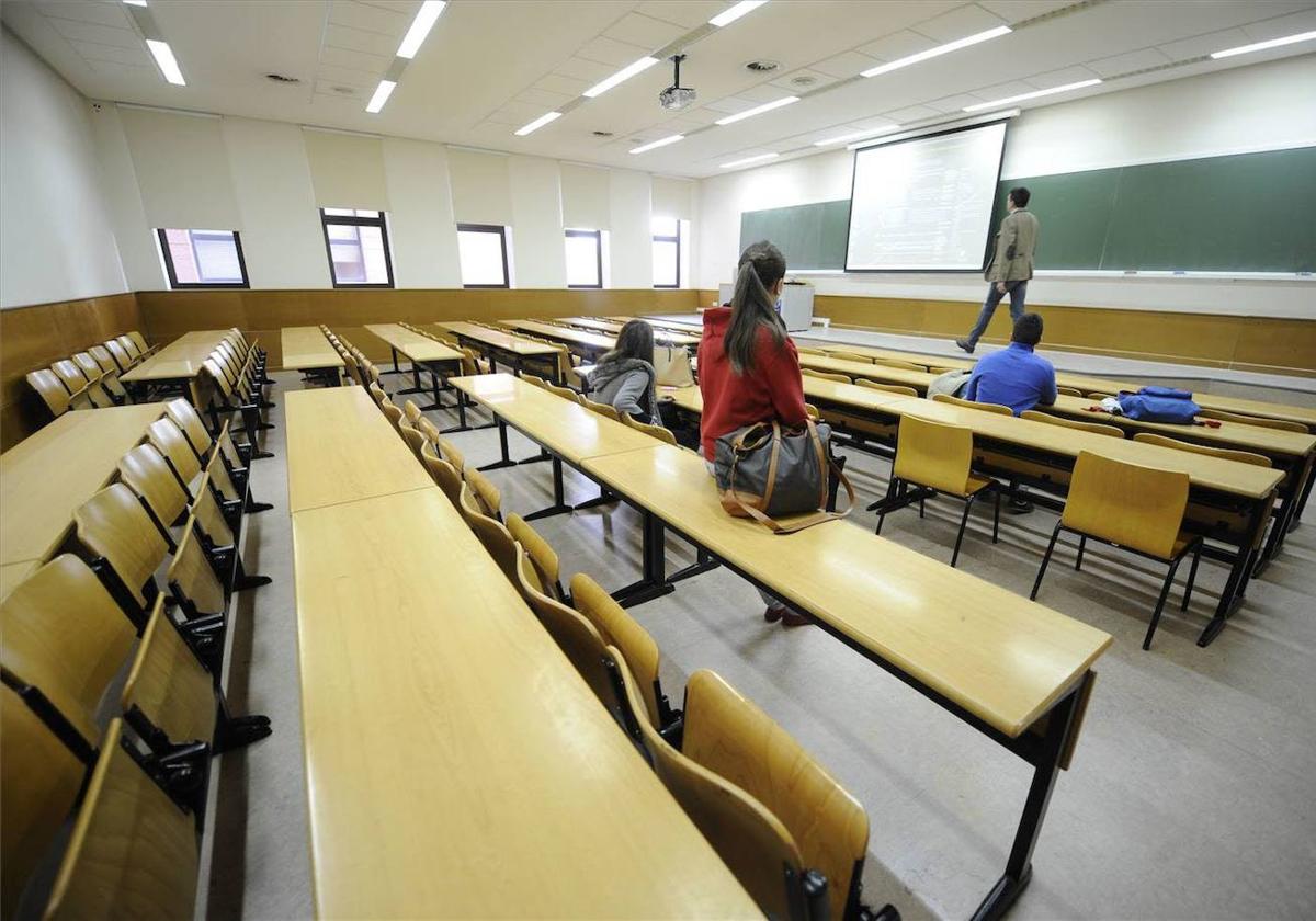 Tres alumnos y un profesor en una de las aulas de la Universitat Jaume I de Castellón (UJI) en una imagen de archivo