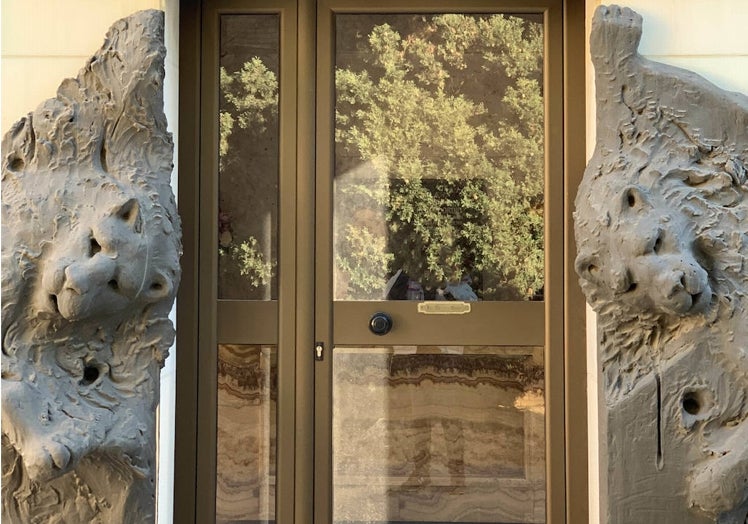 Detalle de los leones en la puerta del panteón que mandó cosntruir el domador.