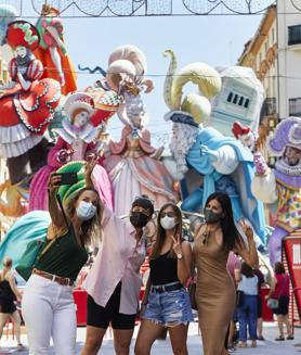 Imagen secundaria 2 - Ambiente de Fallas un mediodía en Valencia