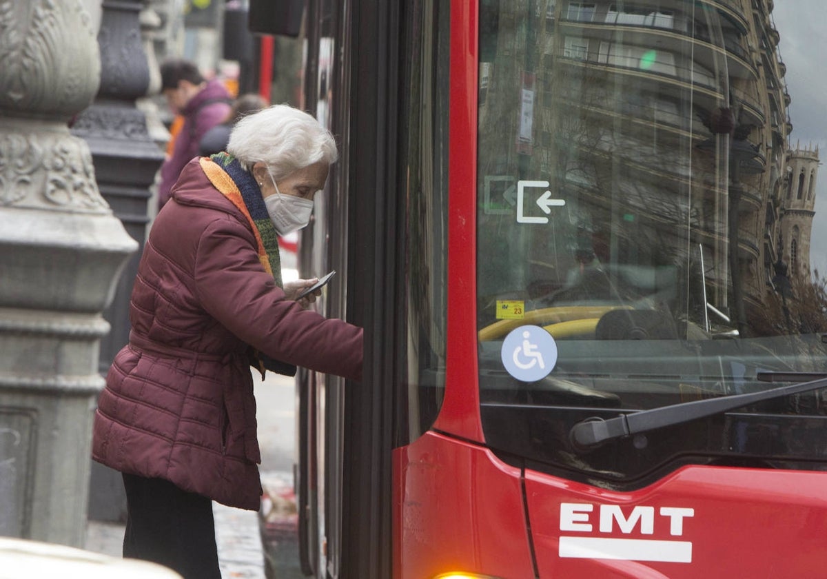 Una mujer sube a un autobús de la EMT en una imagen reciente.