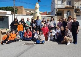 Estudiantes, maestras y falleros posan ante la falla Xampinyó.