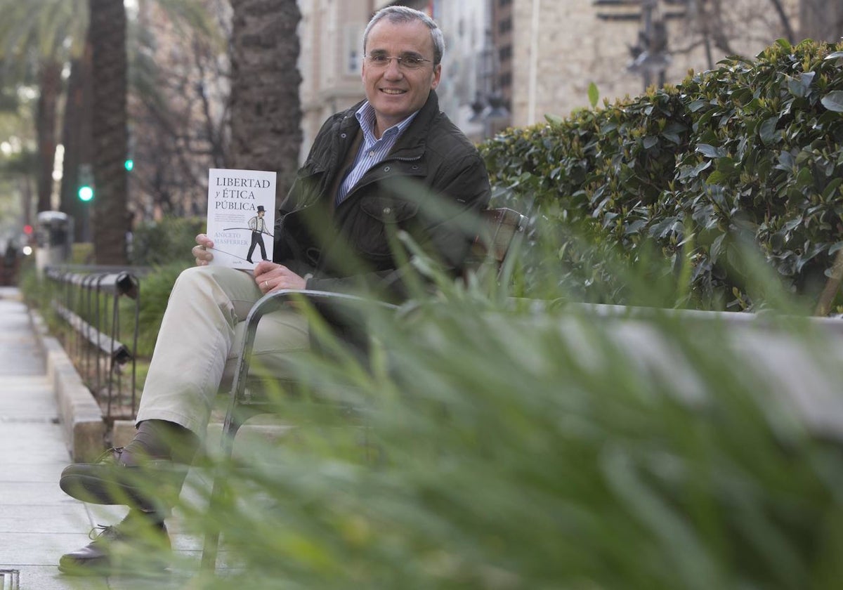 Aniceto Masferrer con el libro.