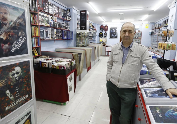 El profesor Juan Ángel Sáiz, en la mítica tienda 'Rosebud' de Valencia, que lleva más de tres décadas alimentando pasiones cinéfilas.