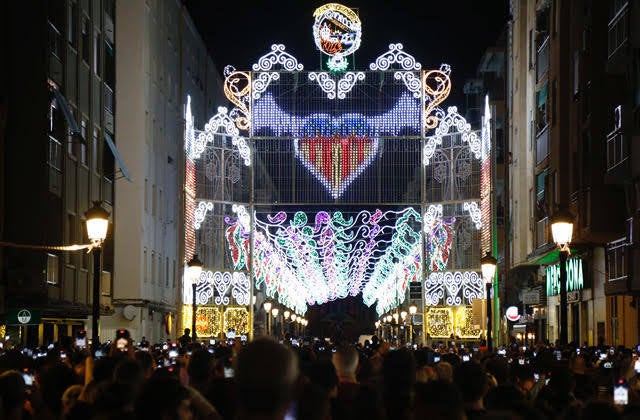 Valencia enciende sus calles iluminadas