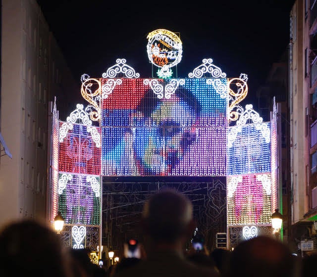 Valencia enciende sus calles iluminadas