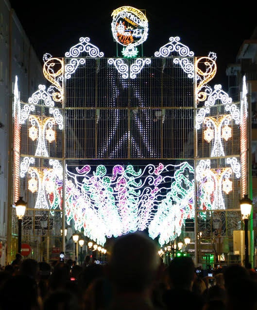 Valencia enciende sus calles iluminadas