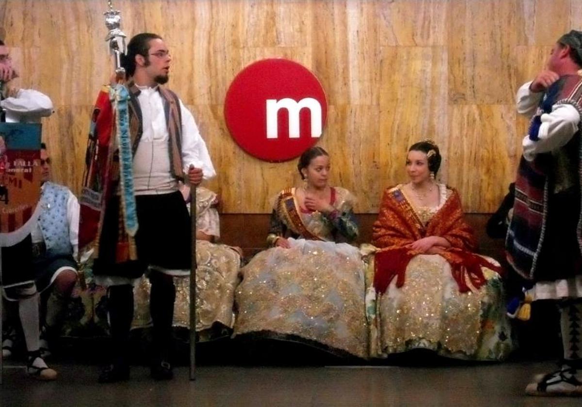 Falleras y falleros en el metro, en una imagen de archivo.