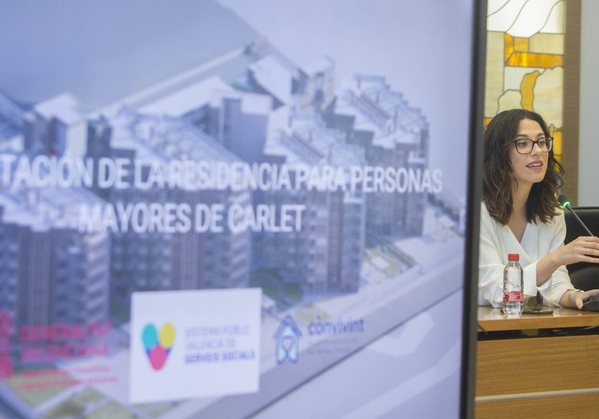 La consellera de Igualdad y Políticas Inclusivas, Aitana Mas, durante la presentación de la remodelación en una residencias de mayores.