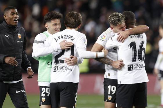 Los jugadores del Valencia celebranla victoria ante la Real Sociedad.