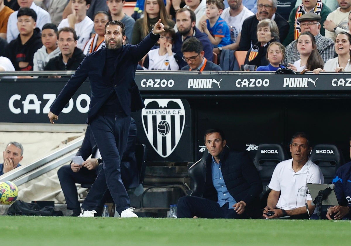 Rubén Baraja, muy activo desde la banda de Mestalla.