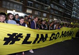 Pancarta de Lim Go Home, mostrada en la Avenida de Suecia.