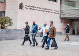 Vicent Llorens, segundo por la derecha, tras declarar en la Ciudad de la Justicia.