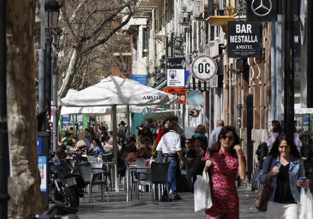 Personas paseando por el barrio de Mestalla.