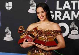 Rosalía, en la gala de los Grammy's latinos. La cantante ha llevado siempre las cejas gruesas.