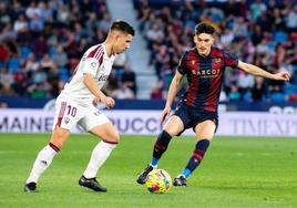 Pepelu disputando un balón al medio campo, durante el partido.