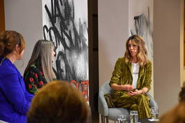 Elena Regadera, estilista de moda, durante la charla en la Fundación Cañada Blanch.