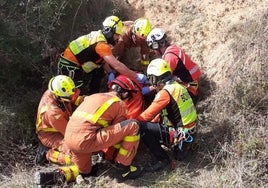 Atención a la mujer en el barranco.