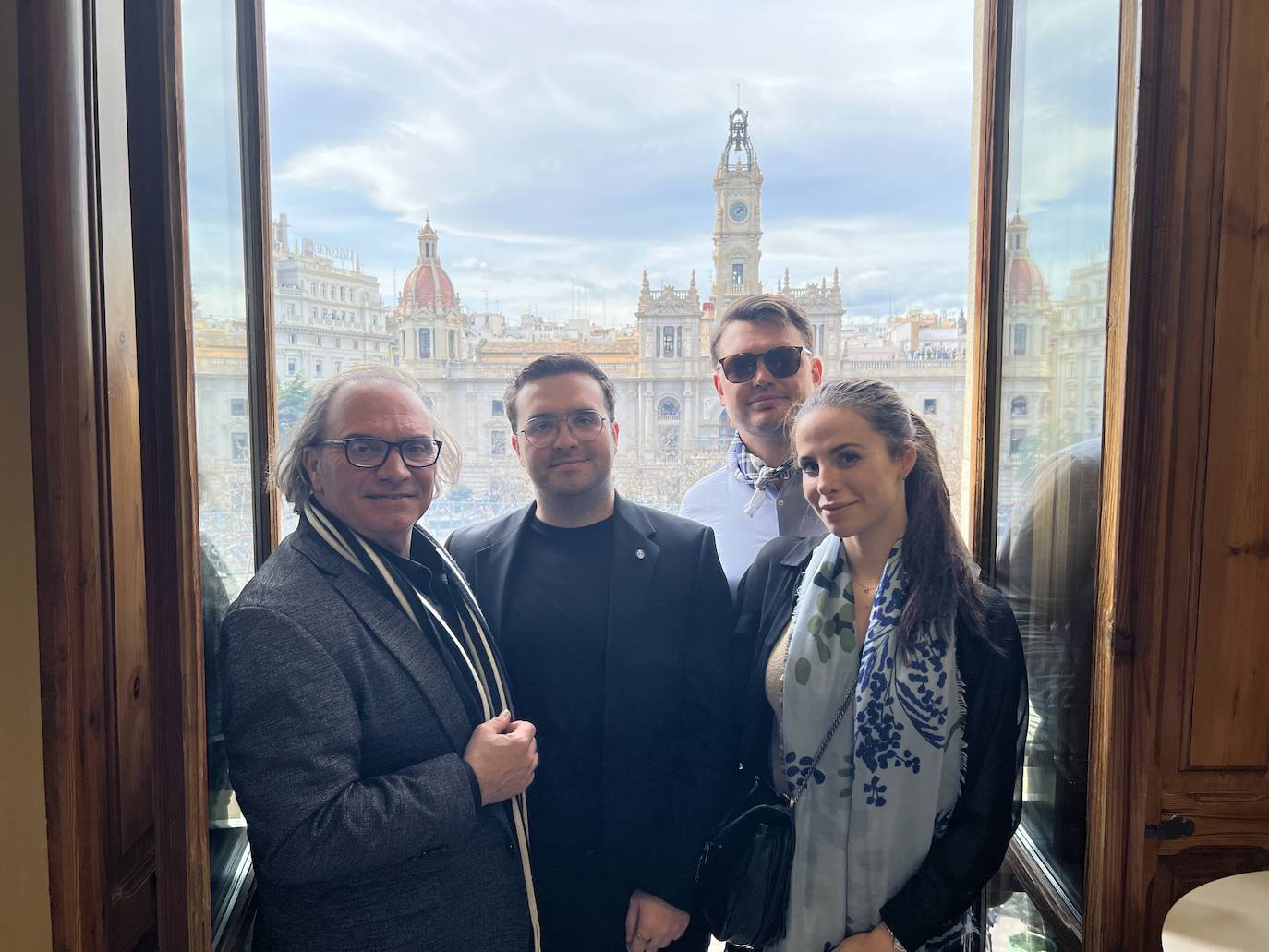 Luis Sendra, Luis Sendra Jr, Artem Korobeinikov y Mar Sendra en el balcón del Palacio de las Comunicaciones.