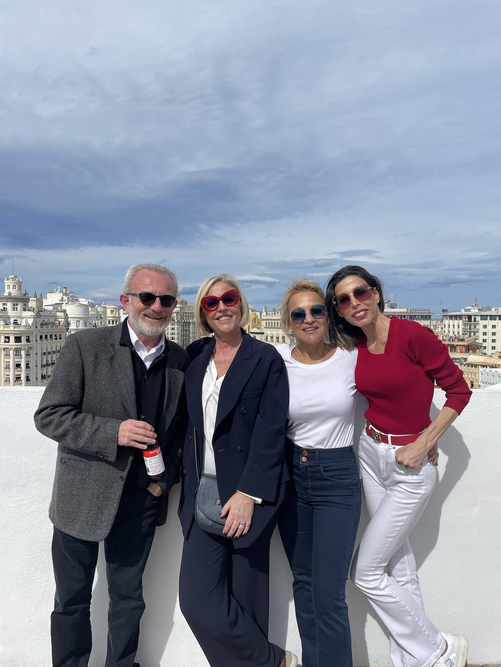 Sergio Terol, Julia Pérez Broseta, Belén Arias y Romina Martínez Colomer en el balcón de Ana Serratosa.