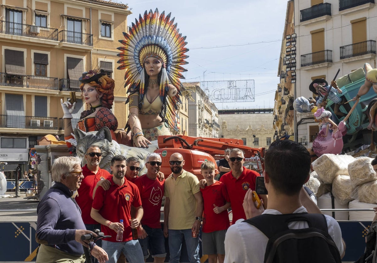 Foto de familia junto a la falla de Convento Jerusalén.