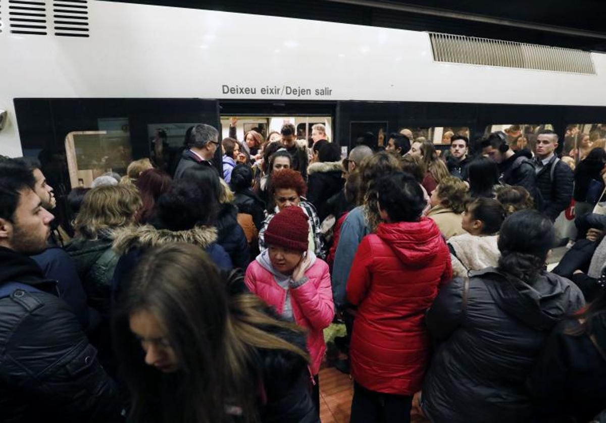 Metro de Valencia repleto en Fallas.