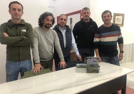 Los autores del nuevo 'A un tir de pedra. Les més belles sendes de la Safor', y el alcalde de Villalonga, Román Garrigos.