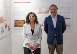 Mar Beltrán y Juan Carlos Moragues, en una de las salas del MAGa de Gandia.