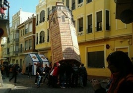 Falla alzada 'al tomb' durante el 75 aniversario.