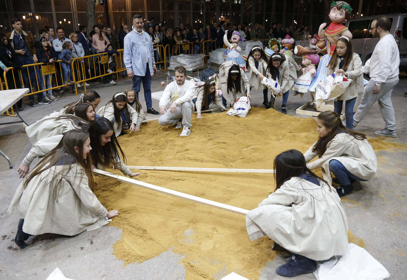 Llegan los primeros ninots a la falla municipal infantil de Valencia