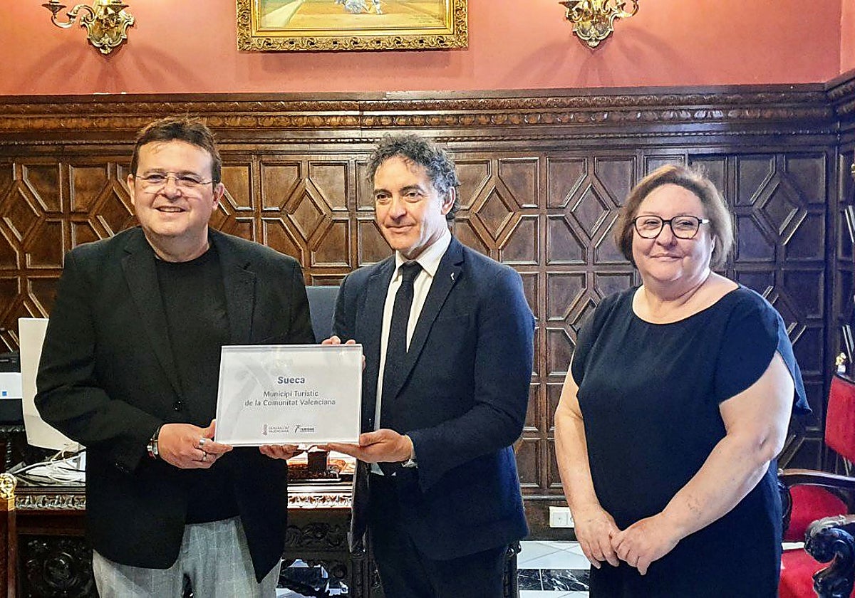 Colomer entrega el distintivo a Sueca.