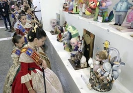 Visita de Paula Nieto, fallera mayor infantil de Valencia 2023, y su corte, a la Exposición del Ninot.