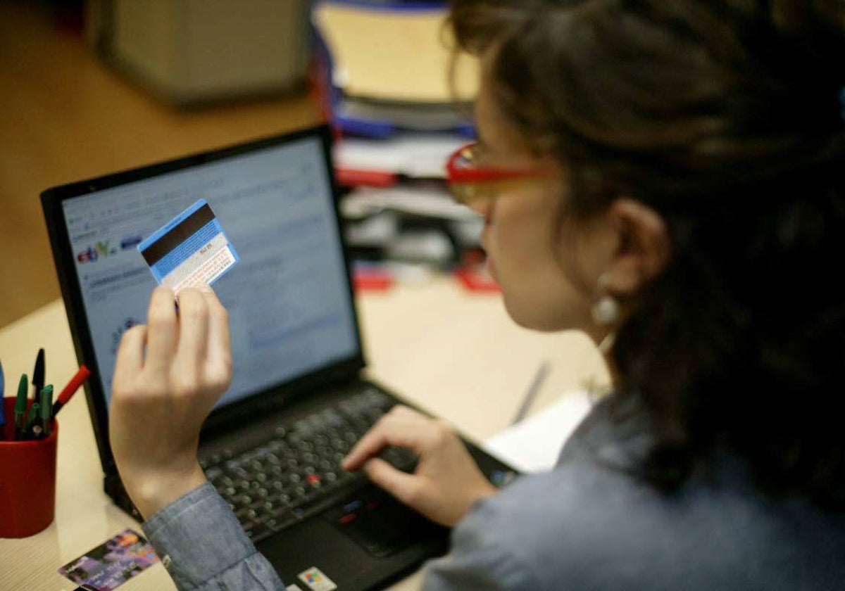 Una mujer compra en internet.