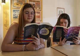 Sonia Salmerón y Noemí Roselló, seguidoras de las novelas de Alice Kellen, con sus libros favoritos de la autora valenciana.