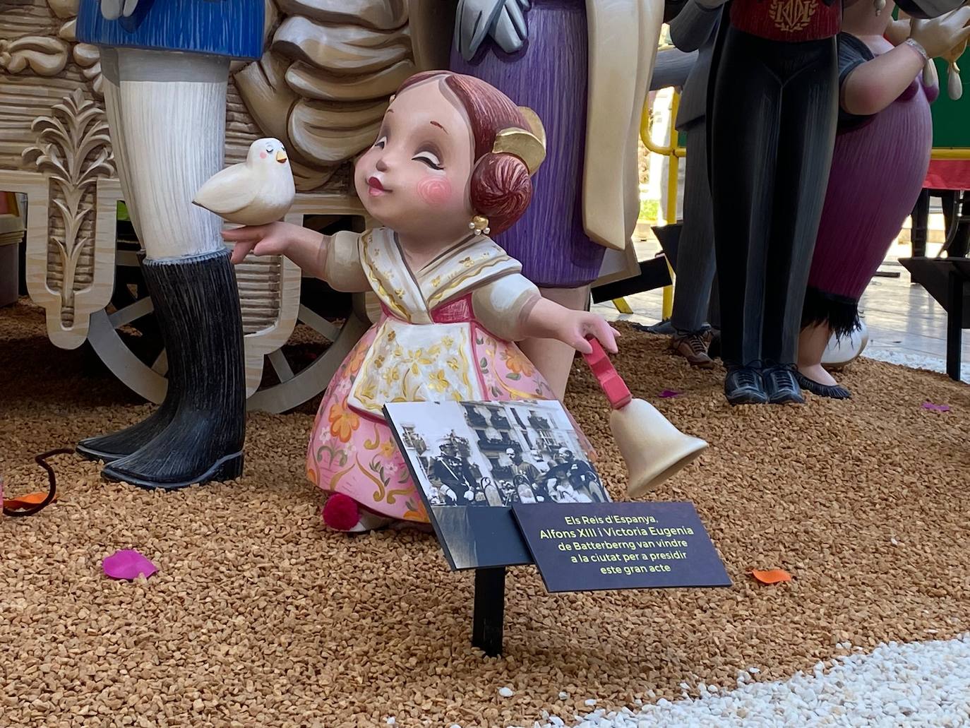 Falla infantil de la Plaza de la Reina dedicada al centenario de la Virgen de los Desamparados