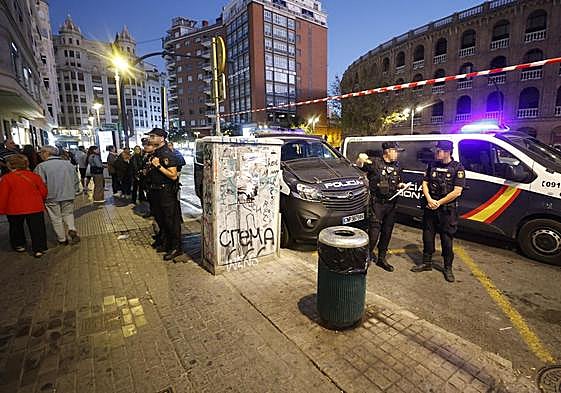 Refuerzo policial contra las peleas callejeras en el entorno de la Plaza de Toros de Valencia.