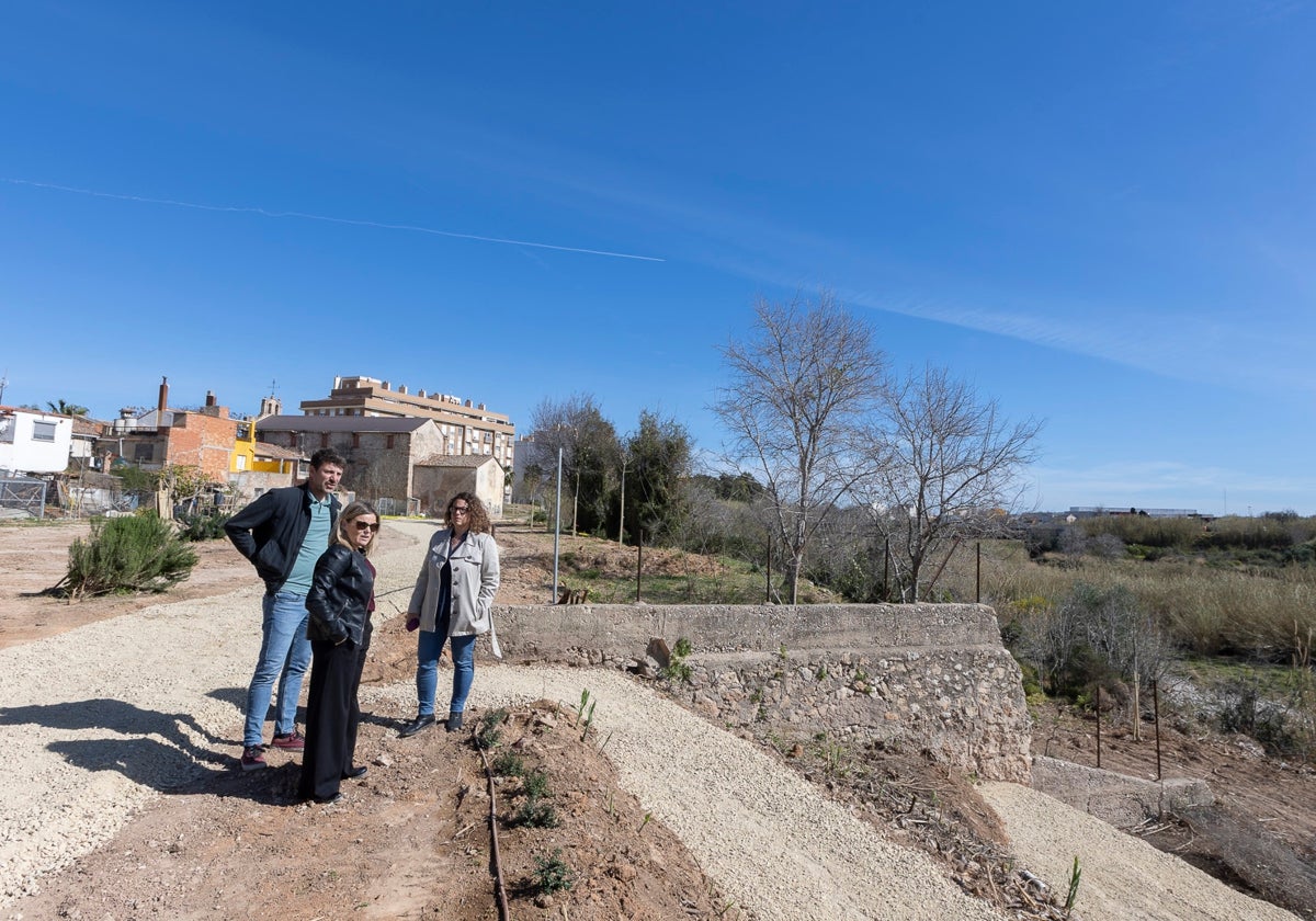 La edil Alícia Izquierdo y Daniel Muñoz, en una visita a la zona recuperada.