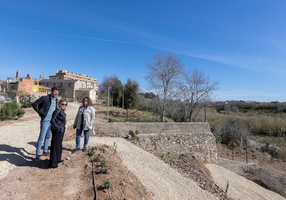 La edil Alícia Izquierdo y Daniel Muñoz, en una visita a la zona recuperada.