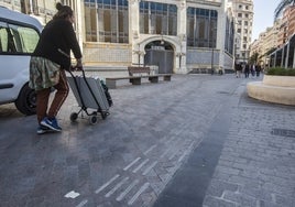 Remaches sueltos en la plaza de las Brujas en Valencia.