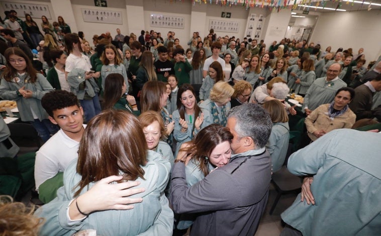 Imagen principal - Celebraciones en el casal, y Esther Bendicho con su prima Daniela Segura, corte infantil, y Francisco Segura, presidente de Convento. 